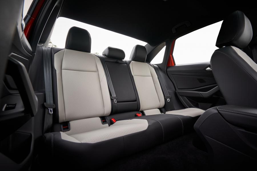Интерьер Volkswagen Jetta R-Line 2018 года  (NA) (фото 7 из 19)